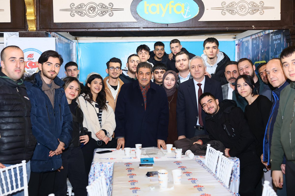 Bugün Anadolu Sokağı’ndaki Anadolu Sokağı’nda kurulan Gençlik Standımızı ziyaret ettik.
Gençlik Kolları Başkanımız Hasan Taha Cerrahoğlu ve genç kardeşlerimizle bir araya gelerek sohbet ettik.

Gençliğin enerjisi, Ramazan’ın bereketiyle buluştu. 🌙

#MilletimizleNiyetimizBir
