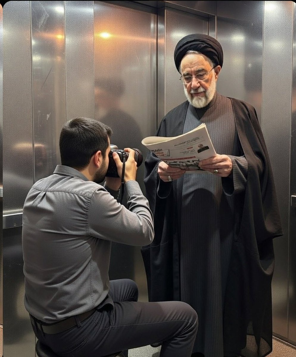 وقتی این تصویر تو این حالت عکاسی شده
از سه حالت خارج نیست
1- یا عکاس مریضه
2- یا سوژه مریضه
3- یا هدفی از ثبت چنین عکس با چنین زاویه ای وجود داره

پ.ن :
نظر خودم مورد سوم هستش
پرچم چرا، یعنی دست به پرچم ( ج. ا) نزنید، بلکه پرچمدار رو حذف کنید
یا ( عَلَم چرا، عَلَمدار را بزنید)