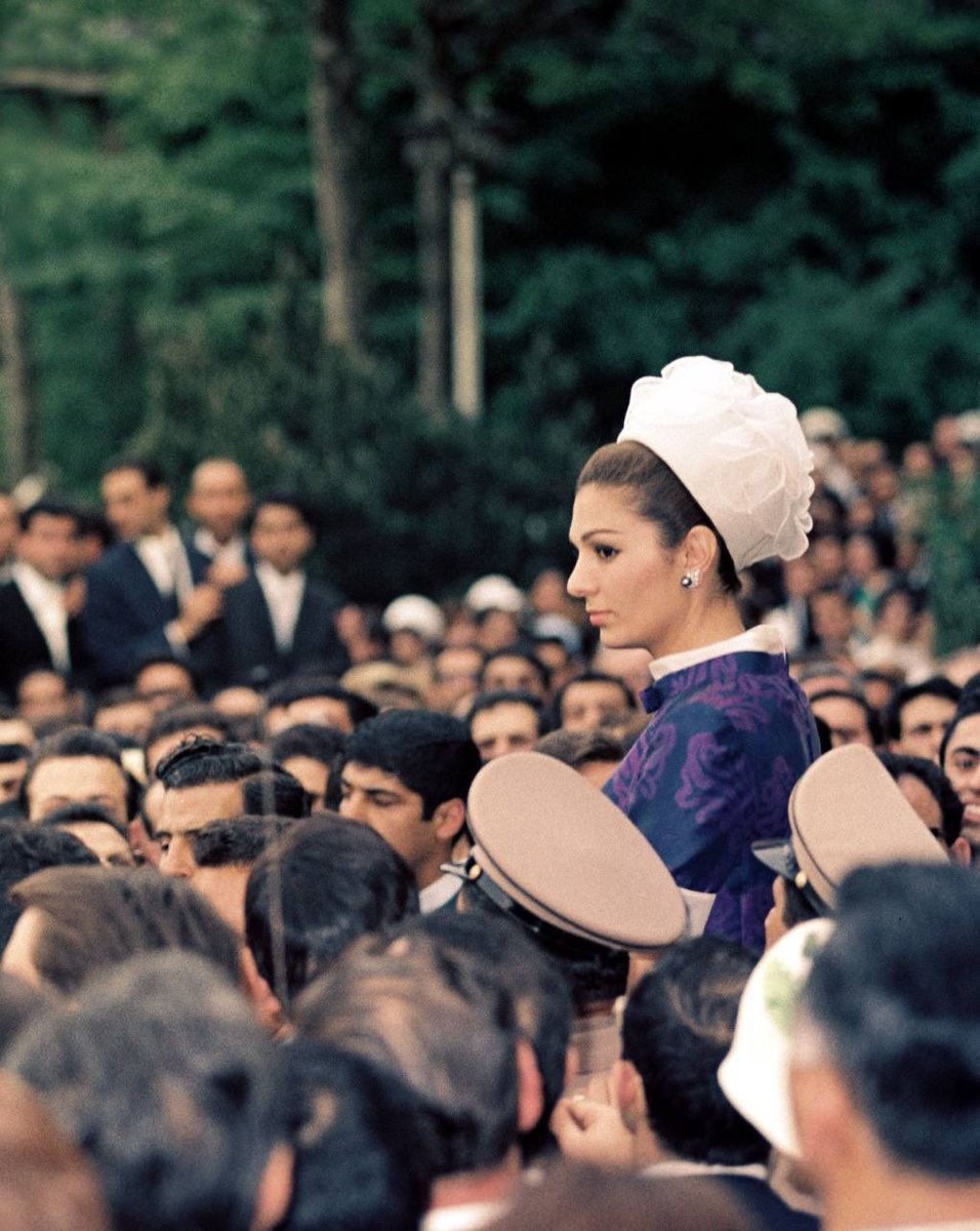 TitiRevo's tweet photo. 👑اعلاحضرت شاهنشاه آریامهر و شهبانو فرح در کنار دانشجوها🩵✨

+مقایسه کنید با موشعلی که موقع سخنرانی خود خرزشی‌ها باید ده‌ها متر ازش فاصله داشته باشن.
دقت کنید، اعلاحضرت کنار دانشجویان هستند، نه مقابل!
#پاينده_ایران #جاويدشاه‌
#شاهنشاه_آریامهر #شهبانو_فرح_پهلوی
#انقلاب_شیروخورشید https://t.co/XQpGM3XBZO