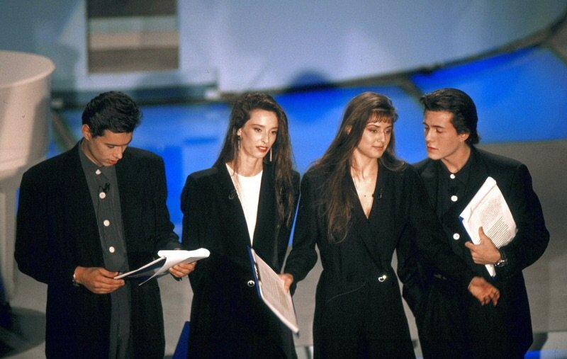 I più giovani forse non ricordano che il Festival di Sanremo nel 1989 fu presentato da quattro figli di papà, furono imbarazzanti oltre ogni limite e si presero una marea di critiche. Dopo la conduzione di Conti, forse dobbiamo loro delle scuse. 

#sanremo2026
