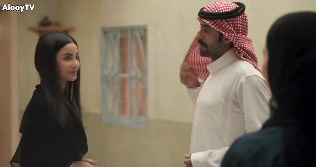 مايشيل عينه حتى و هي تتكلم مع امه ماراح تطير شفيك