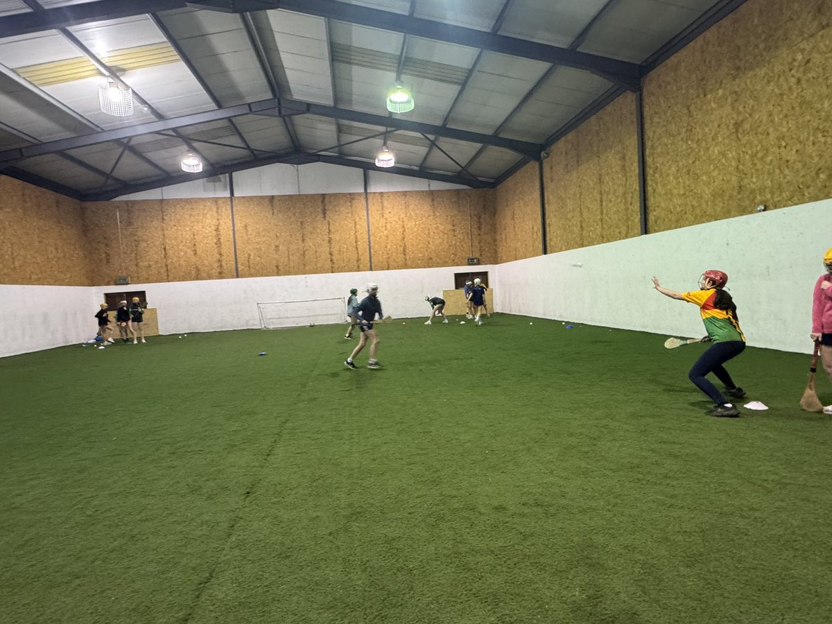 ellen_meagher's tweet photo. Very busy day today hurling in Graiguenamanagh boys school followed by some fundamentals in the girls school then for this eve we had our U14/U16 Camogs out for S&amp;C and some camogie…. Serious efforts by everyone as per 👏🏼👏🏼 #gaa #camogie #gpo #gamesdevelopment https://t.co/Xnw3J78Fof