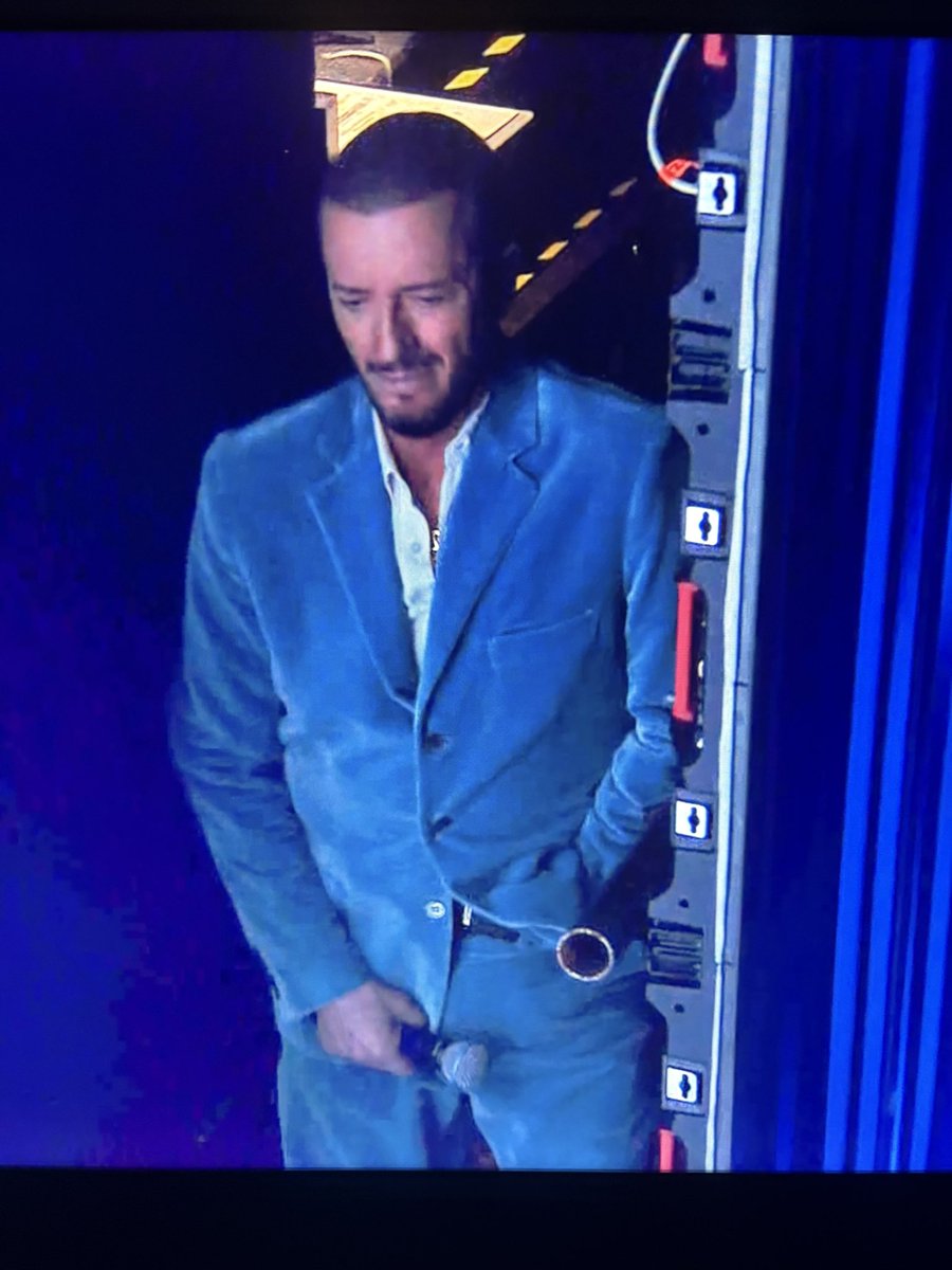 GTempestoso's tweet photo. #sanremo2026 Ma poi dà la mano alla Pausini??? https://t.co/iBgzTH8wlL