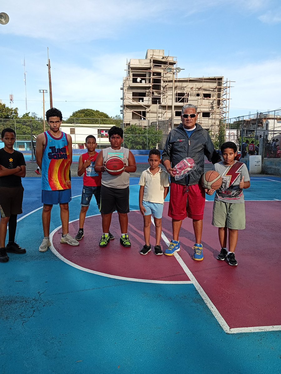 EvelinPlacidoAl's tweet image. Una inversión en utilería es valorada, porque hay que vender muchas botellas y aportes de todos, mantener una juventud ocupada y sana, gracias Ing. Uribe @FedombalRD  por colaboración 
#ClubAtala
#CanchaLembert 
Hasta voleibol pitó! Nos compartimos equipos . Gracias.