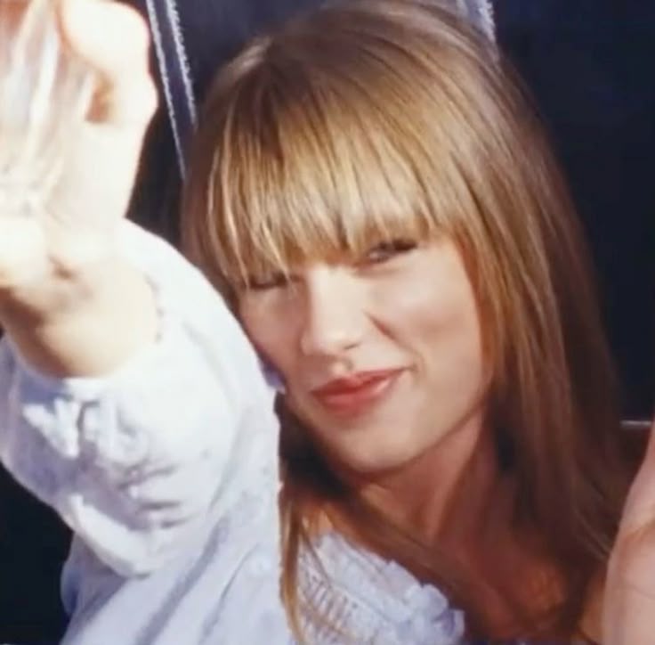 holi soy oli (15/🇦🇷) stanneo a taylor desde sn tv, mi album fav es evermore y mi cancion fav actualmente es ruin the friendship. lamentablemente no la vi en vivo pero bueno algun dia si 🙏🙏🙏 
doy fb siganme :3
#integracionswiftie <a href="/juuusgfg/">juu⭑⸆⸉</a>