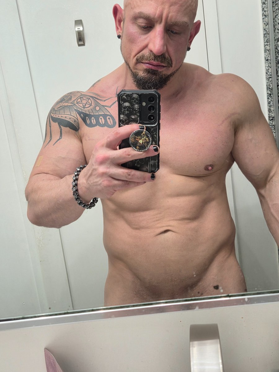 primalmusclexxx's tweet photo. I enjoy taking pics in pornstar's bathrooms🏴 https://t.co/YdZ5pMojvz