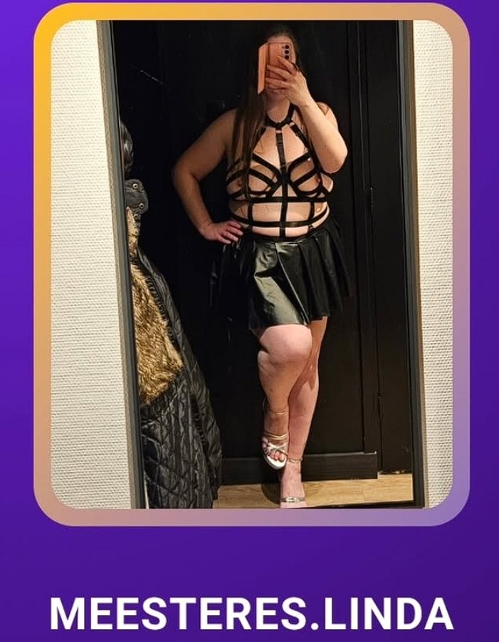 Sxhandel's tweet photo. Het heeft even geduurd…
maar sommige dingen bouw je met aandacht 😉💜

Het podium staat klaar.
En jij kan straks mee shinen.

Registraties gaan open! 🚀

Met trots: @MeesteresLindaa 
onze eerste #Ambassadeur 👑

👉 Meld je aan en word onderdeel van https://t.co/rAMI1HpAob https://t.co/jcydByC4Xr