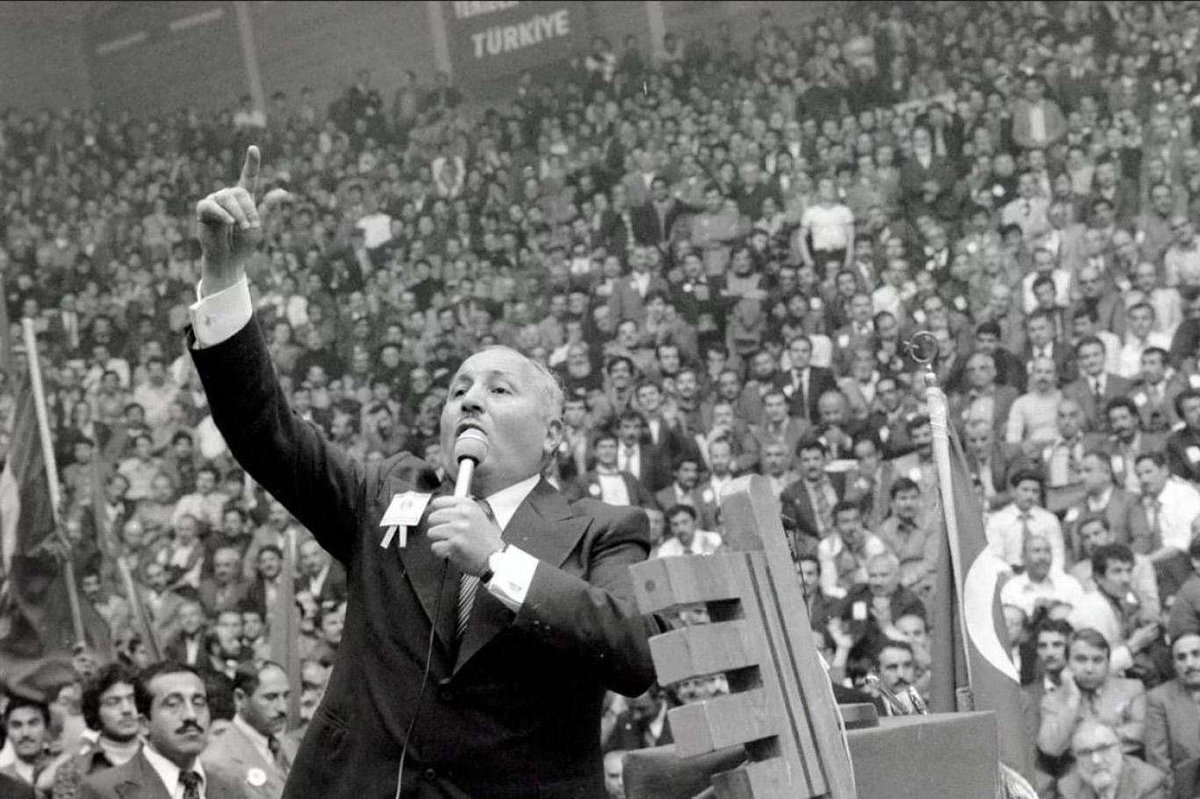 Mustafakasadar's tweet photo. İslam dünyasının madden ve manen ayağa kalkması, siyonist hegemonyanın sonlanması ve İslam Birliğini kurarak Müslümanların dünyaya yeniden şekil ve Nizam vermesi için yarım asrı aşan bir siyasi cihad yürüten Erbakan hocamızı vefatının seni devriyesinde rahmet ve özlemle anıyorum. https://t.co/vRUwTkr4qW