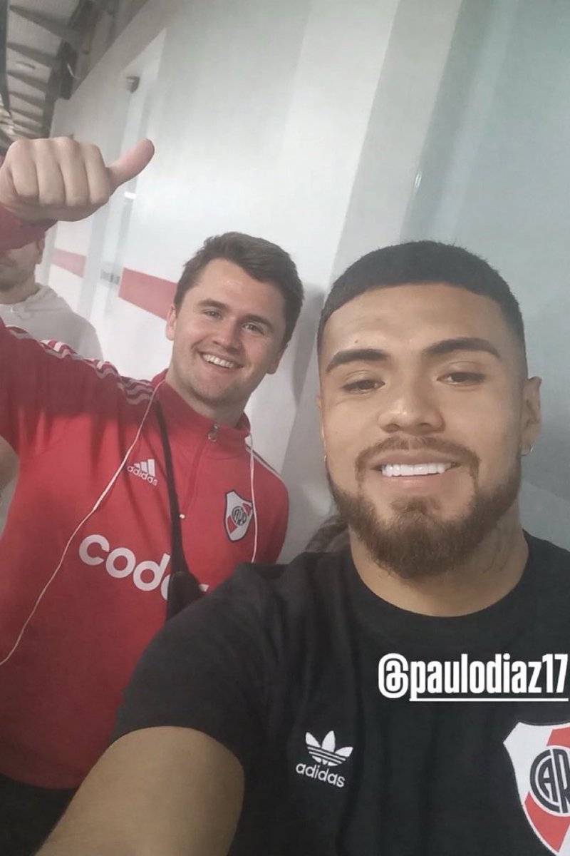 Eze_912's tweet image. Ya estamos en el #Monumental, a los jugadores siempre se los aplaude y respeta, representan a #River. Gracias #Paulo por aceptarme la foto