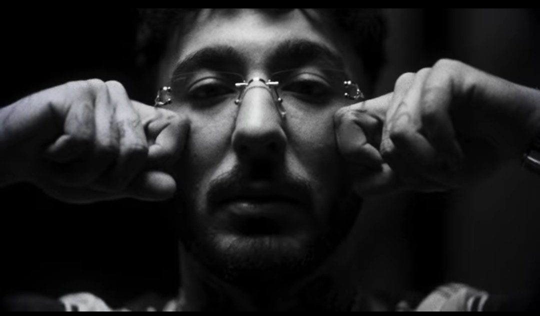 HER YERİMDE YARA VARKEN
AKMAMIŞTI KANIM
BİR TEK SENDEN ALDIĞIMDAN 
ÇOK ACIDI CANIM

RAP BUDUR BEYLER