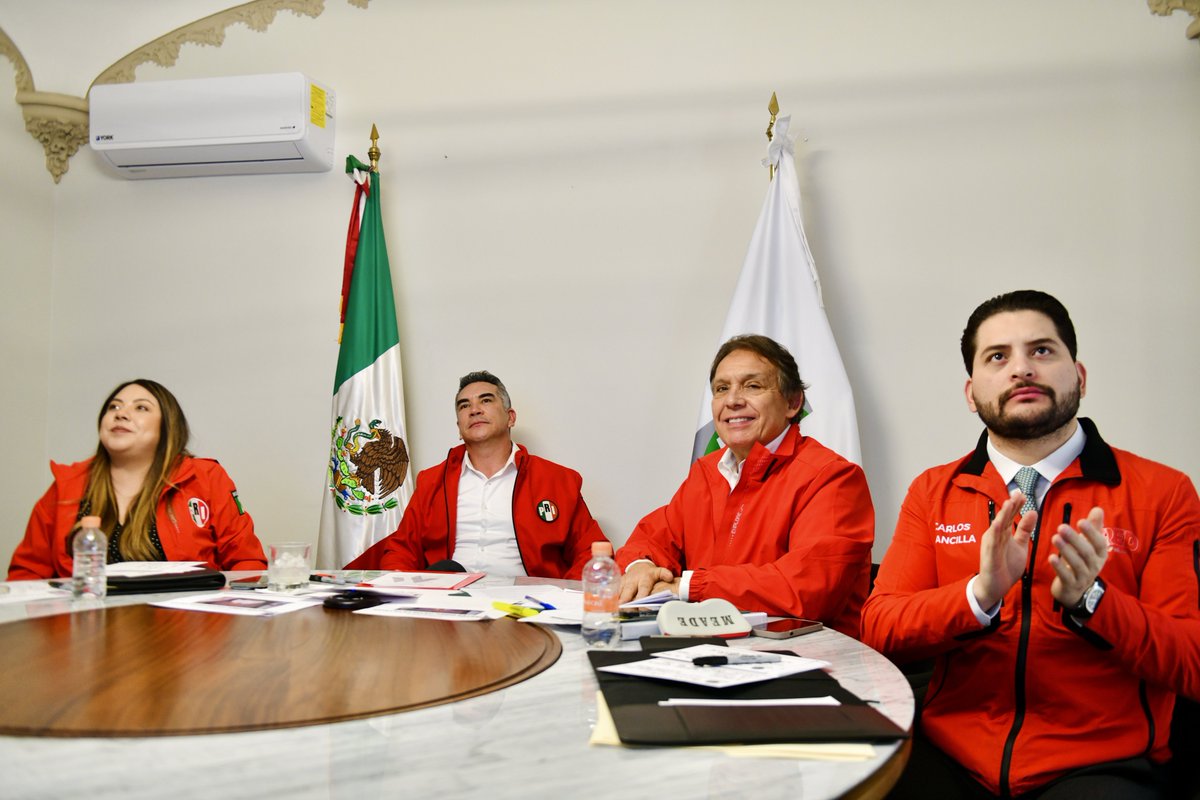 Hoy me reuní por Zoom con las 32 dirigencias estatales del PRI y con los integrantes del Comité Ejecutivo Nacional. Todo el país conectado, trabajando en equipo y con rumbo claro.

Dimos seguimiento puntual a la estrategia en el territorio. Estamos fortaleciendo nuestras