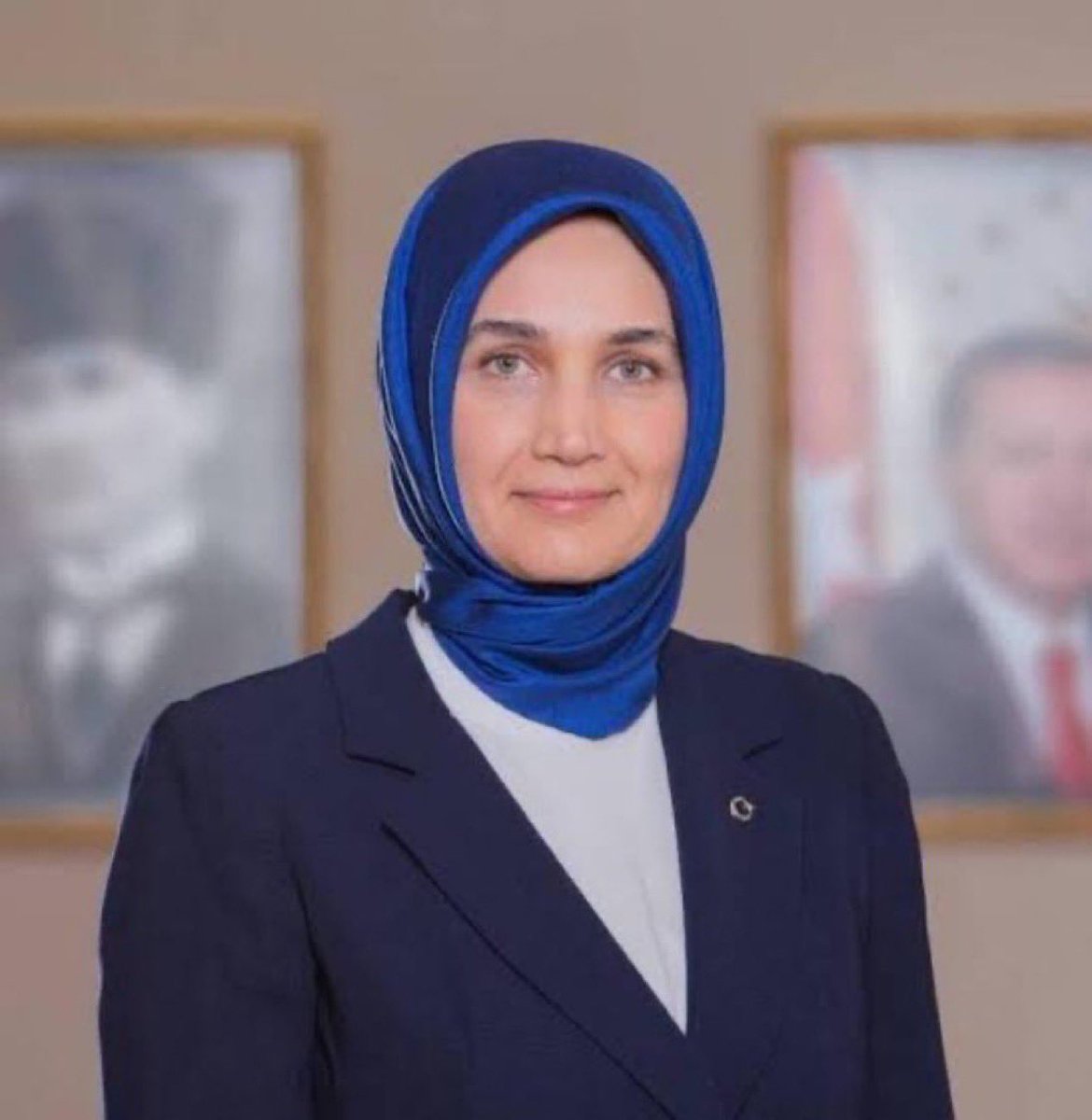 Soldaki, Teğmen Ebru Eroğlu: Kara Harp Okulunu 1.'likle bitirdi.
TSK'dan ihraç edildi.

Sağdaki, Kübra Güran: Radyo Televizyon ve Sinema bölümünü bitirdi.
İçişleri Bakan Yardımcısı.
Jandarma Genel Komutanlığı kendisine bağlandı.