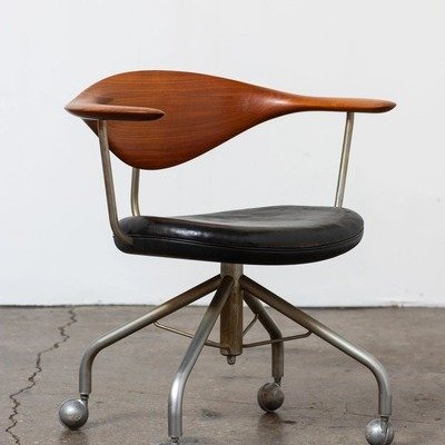 core77's tweet image. In the 1950s, Hans Wegner made the acquaintance of Dr. Egill Snorrason, an early proponent of ergonomics. Dr. Snorrason pointed out that most chairs offered support too… core77.com/posts/141856/H… #HansWegner #ErgonomicDesign #MidCenturyModern #FurnitureDesign #CollectibleFurniture