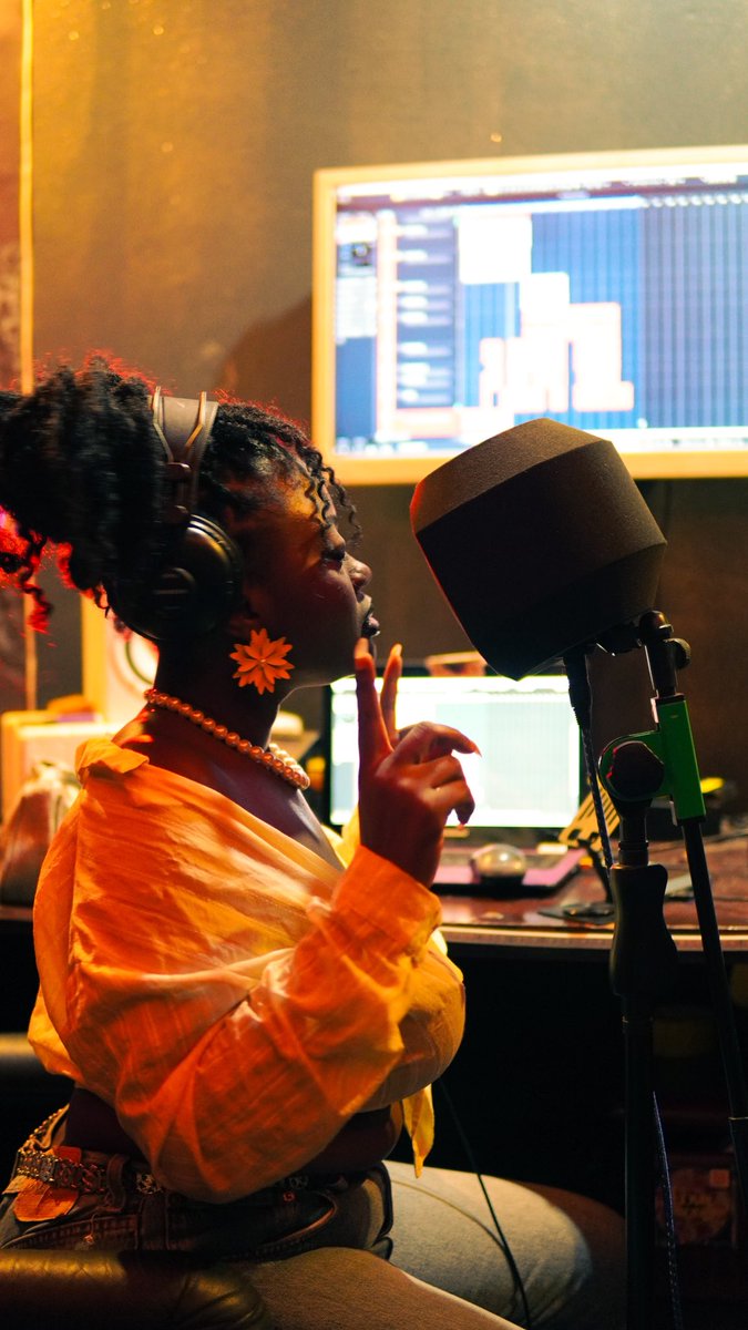 ᴇꜱꜱ ᴛʜᴇᴇ ʟᴇɢᴇɴᴅ 🍷 tweet media