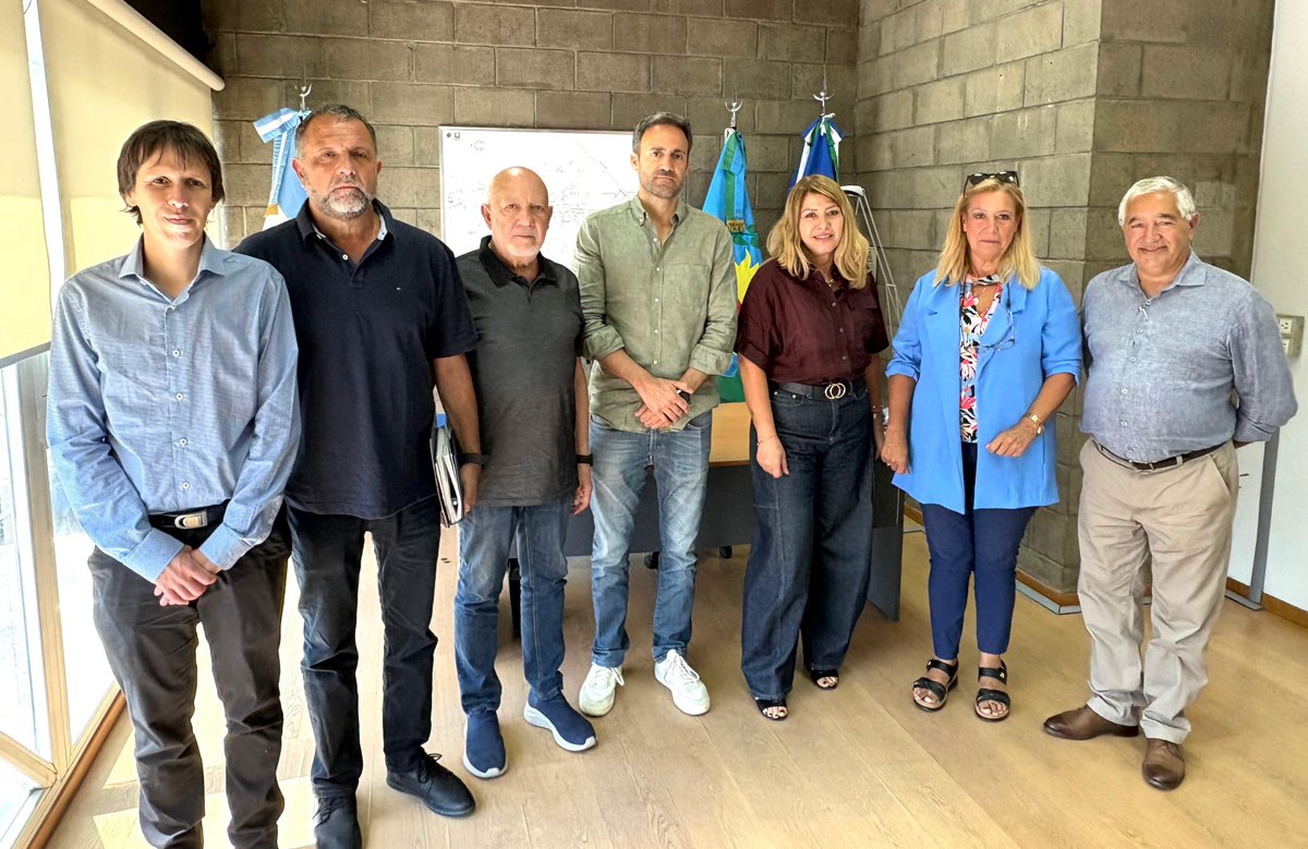 PuertoDockSud's tweet photo. Hoy recibimos a la Cámara de la Industria Naval Argentina, y representantes sindicales, para avanzar en un Programa de Asistencia Técnica Naval Integrada.
Más capacidad operativa, logística e industria nacional para nuestra ciudad puerto.
CONSTRUYENDO EL PUERTO DEL FUTURO, HOY. https://t.co/Qppmp894hU