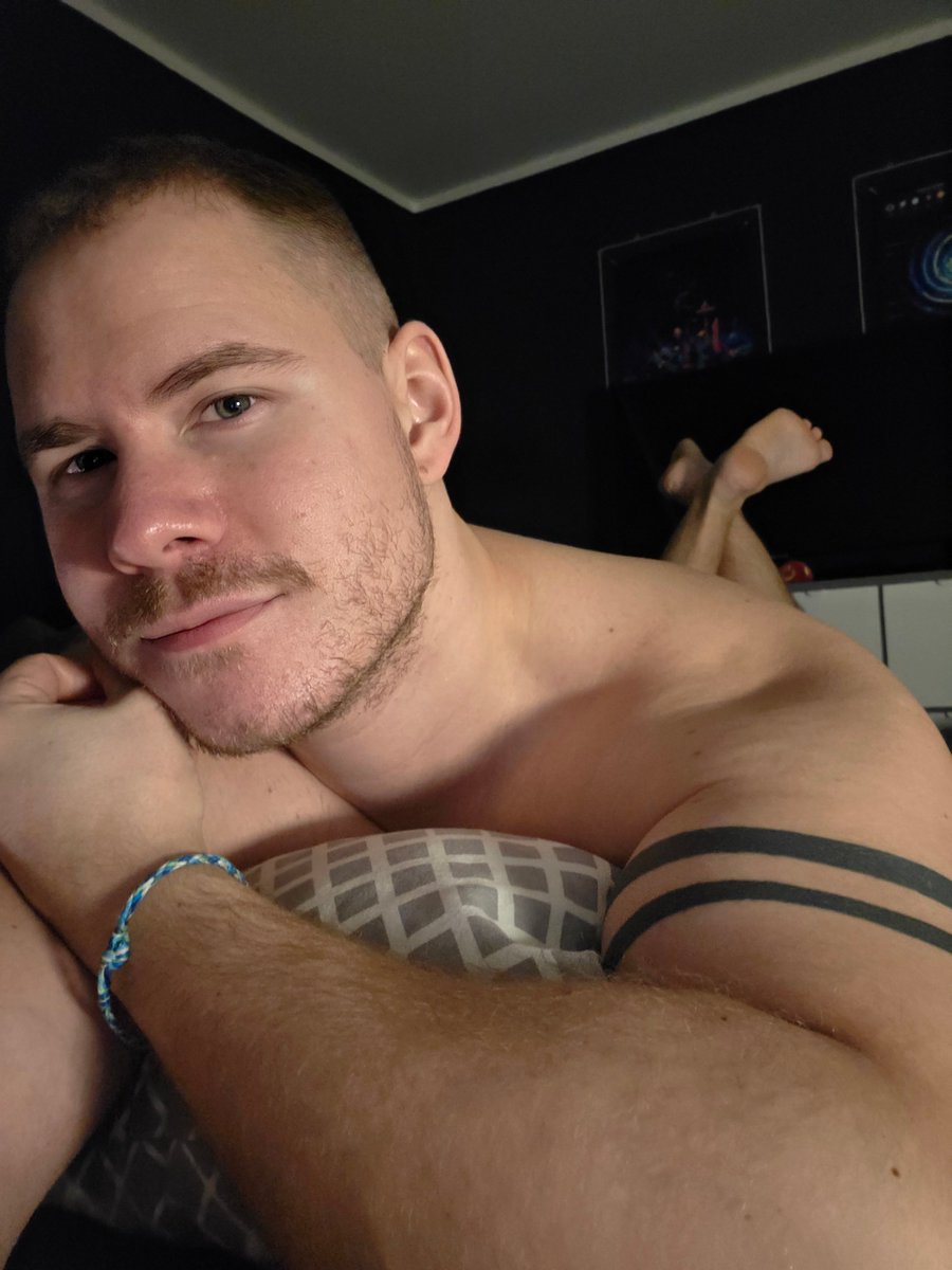 netfelixxx's tweet photo. Who wants to be put in a headlock before we go to bed? 💪🏻 https://t.co/HVezZQgtWT