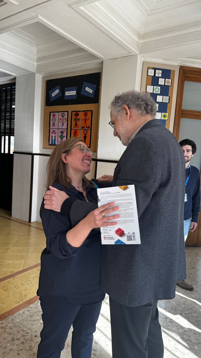 SusannaTuset's tweet photo. Un gran honor poder presentar el nostre projecte al @mres
#RoboCor 💙 tecnologia al servei de l'aprenentatge 
#ESTiMA 💙 = #STEAM + inclusió tecnologia al servei de la inclusió
Amb @LucyGill24 Elissa Hozore i Lea Anna Christenson.
Gràcies @SistemaTHEAD
#equitatdigital https://t.co/Avv4pWmCnU