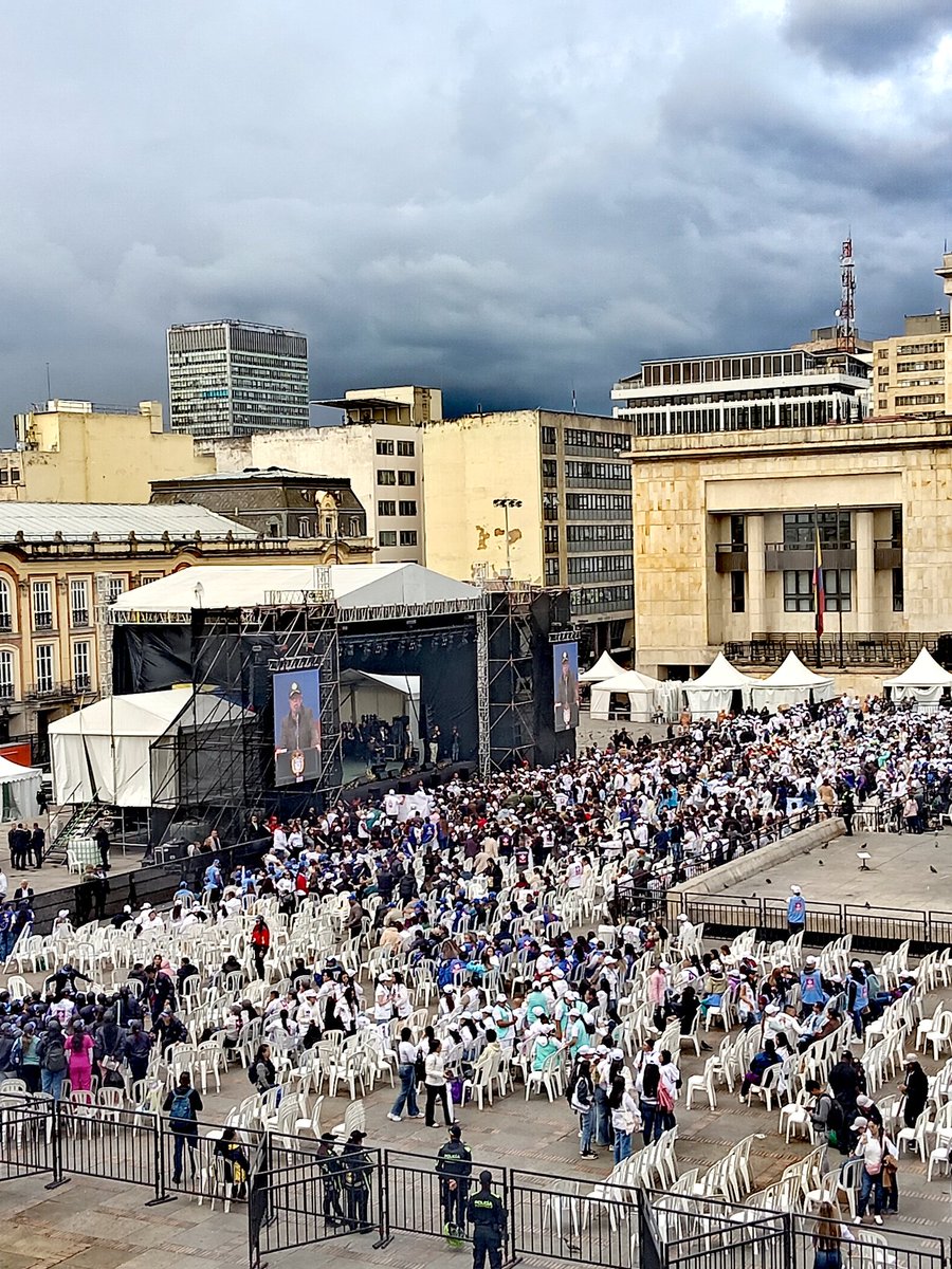 Colombianos, ahí tienen el dinero de sus impuestos q deberían ser usados para el manejo de la crisis de la salud, en campaña política

<a href="/petrogustavo/">Gustavo Petro</a> eres un merca chifle!