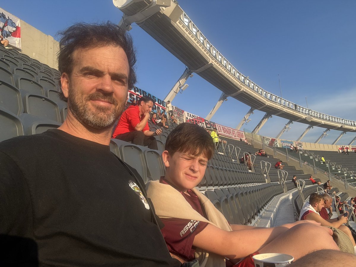 Innecesaria agresión a los jugadores. Todos los que hoy cantan x el muñe antes pedían su cabeza.
Esta todo todo mal.
Aguante river ❤️