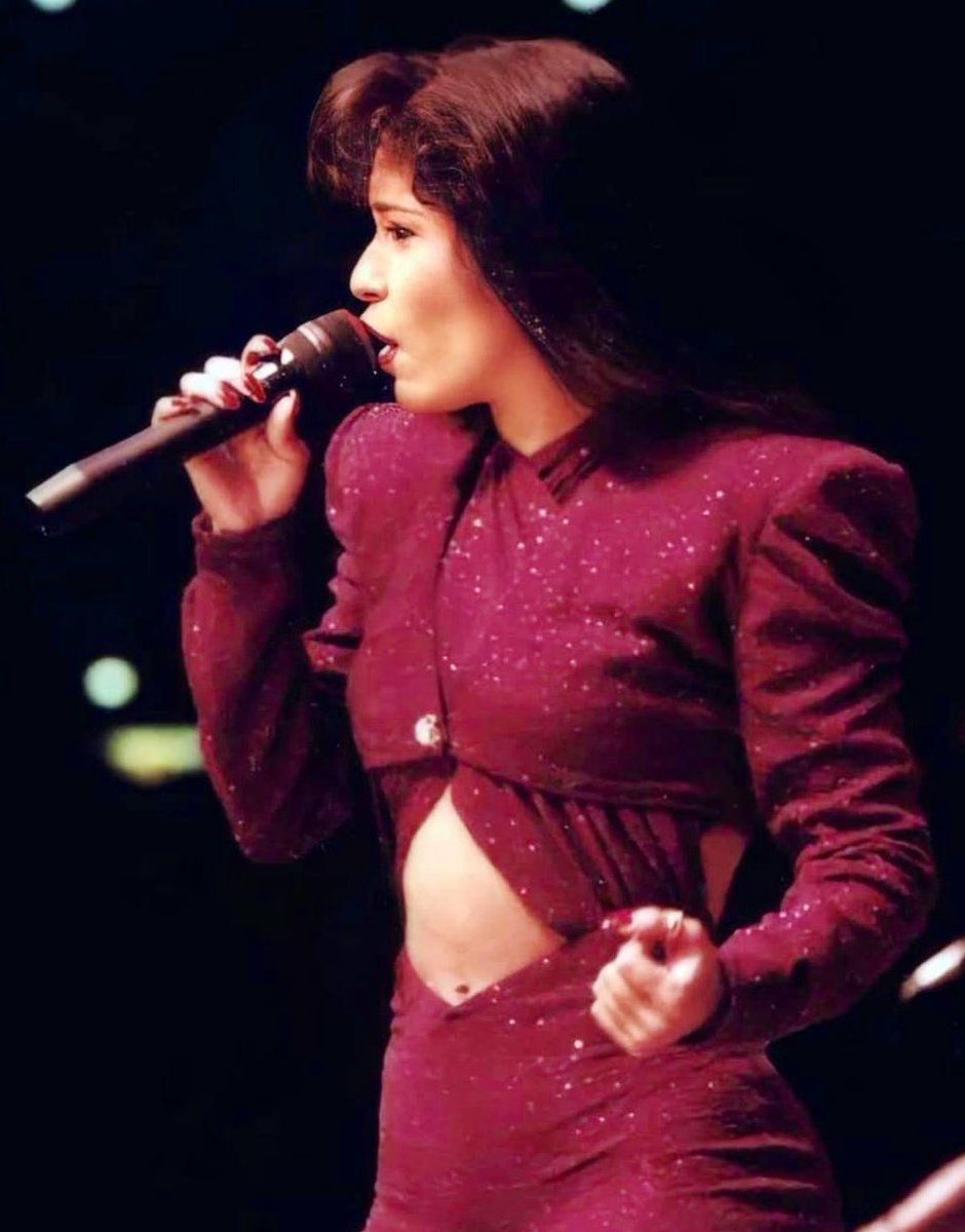 selenassq's tweet photo. happy 31st anniversary to the most ICONIC concert of 1995!!! #selena #astrodome https://t.co/wG5bp7m8C6