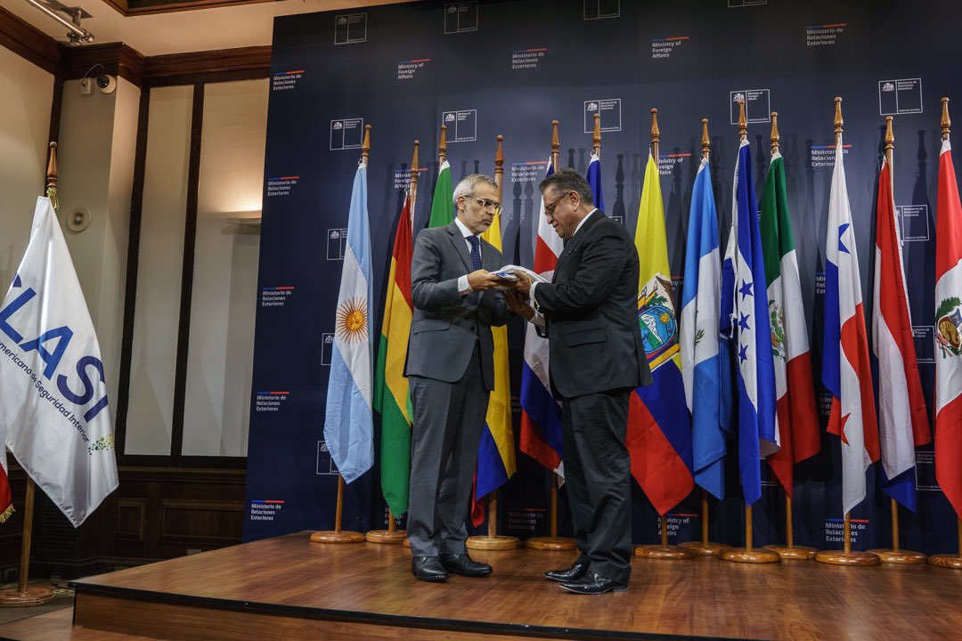 <a href="/minsegpublica/">Ministerio de Seguridad Pública</a> <a href="/JSamperOr/">Javier Samper</a> Por último, el ministro Cordero, de <a href="/minsegpublica/">Ministerio de Seguridad Pública</a> 🇨🇱 ha entregado la bandera del CLASI al Ministro Oviedo, de <a href="/MindeGobierno/">Ministerio De Gobierno Bolivia</a> 🇧🇴, como símbolo de continuidad entre las presidencias.