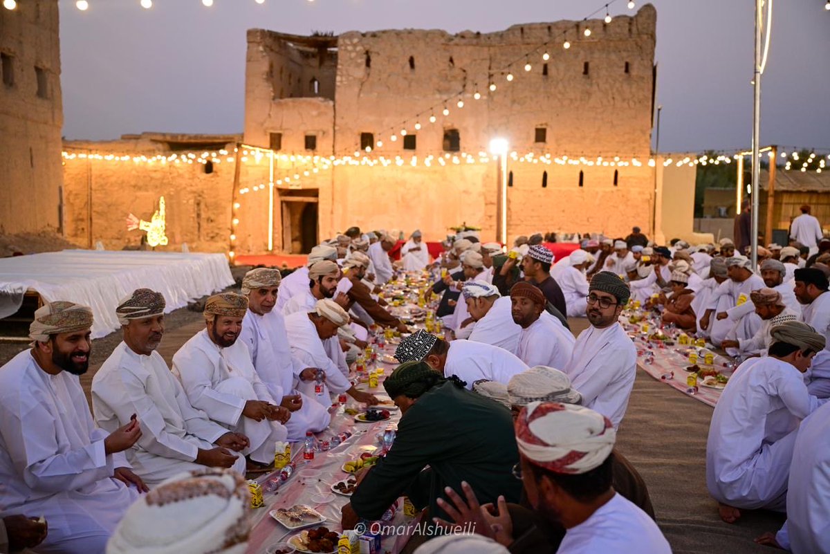 تجسيدًا لأهمية التواصل المجتمعي مع مختلف المبادرات ..
شارك عدد من أعضاء فريق القادسية اليوم في الإفطار الجماعي الذي أقامه أهالي حارة الشناديد والتي ستستضيف القافلة الرمضانية ضمن برنامج #تعزيز_للفرق_الاهلية 
<a href="/tazeezom/">برنامج تعزيز للفرق الأهلية</a> 
<a href="/ThisIsOQEP/">OQ Exploration & Production</a> 

📷| تصوير : عمر الشعيلي