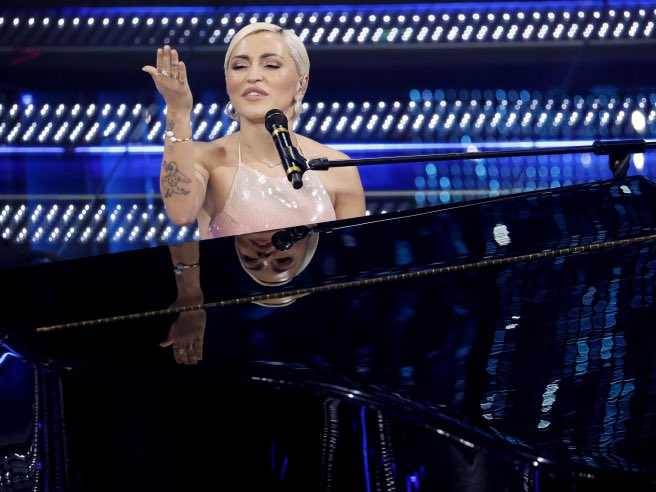 Serena Brancale nel backstage che mostra ad Alicia Keys la sua cover di “If I Ain't Got You”.
Dateci un duetto di Serena e Alicia 

#Sanremo2026