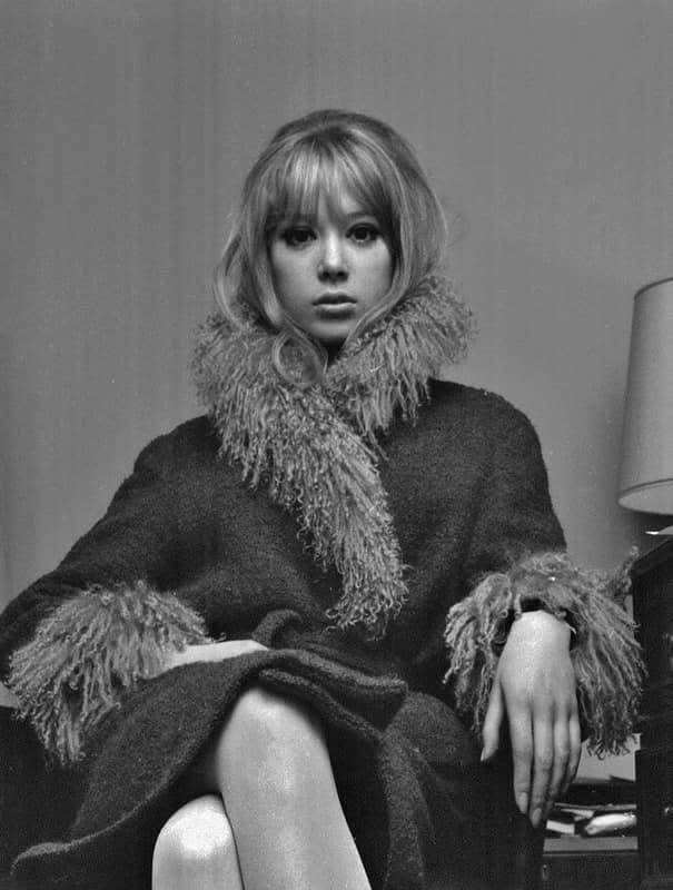 1964,Pattie Boyd at her apartment.
📸Larry Eills