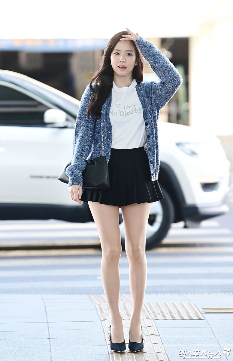 jisooschart's tweet photo. JISOO at Incheon International Airport, headed to Paris for an overseas schedule. https://t.co/hNnbP9KfkW