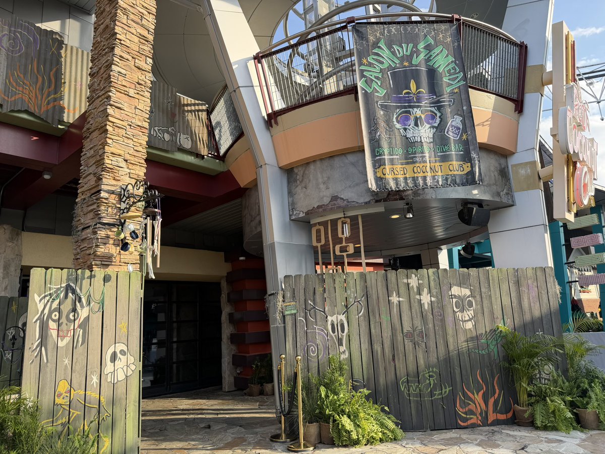 ZombieCT's tweet photo. By the way the club is open at 5pm despite the private event going on the top level of Citywalk…. #universalorlando https://t.co/AVxAVK6GLq