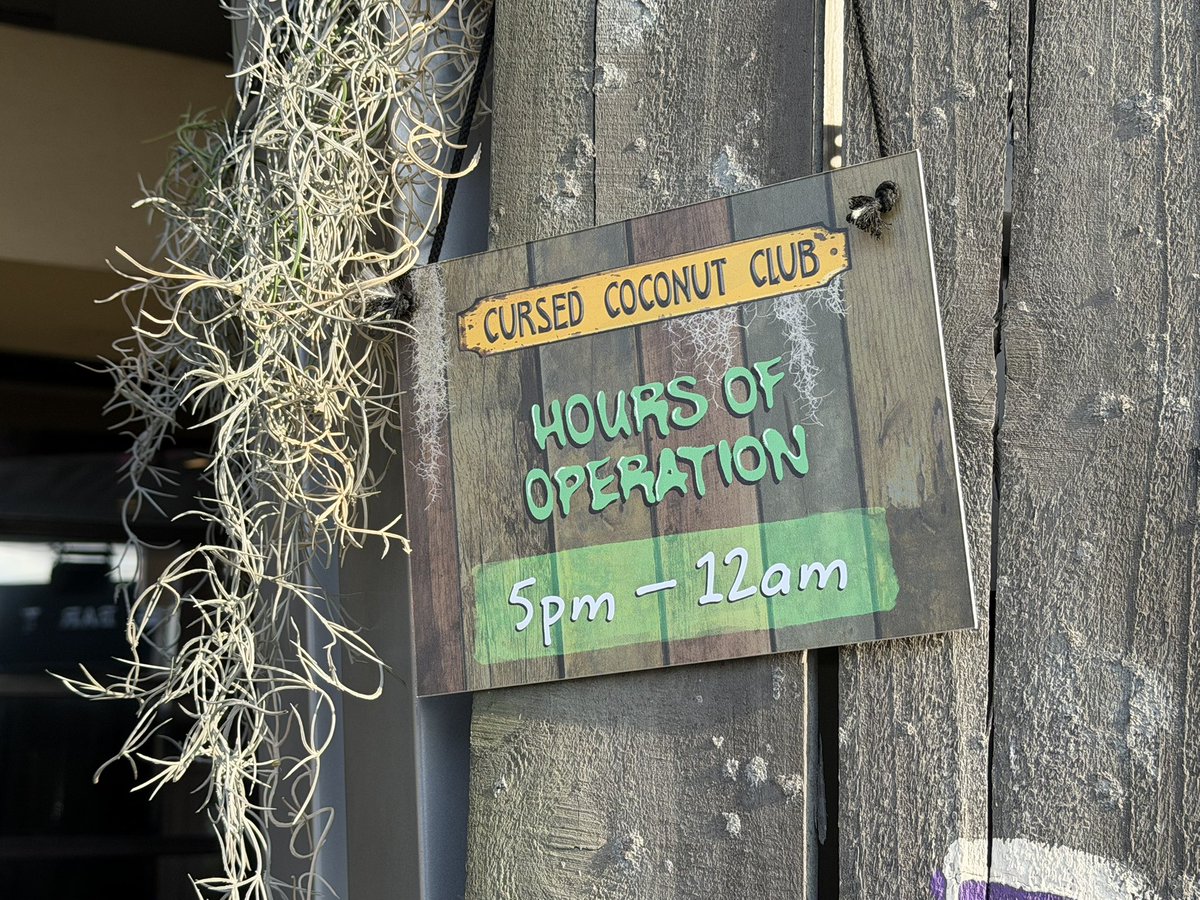 ZombieCT's tweet photo. By the way the club is open at 5pm despite the private event going on the top level of Citywalk…. #universalorlando https://t.co/AVxAVK6GLq