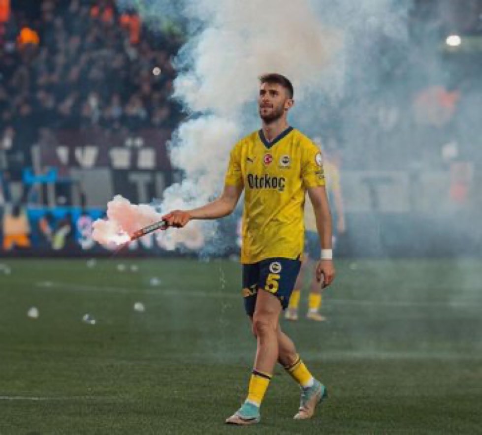 Adı Samuel High olsa en az 50 milyon ederdi. 

"İsmail Yüksek"