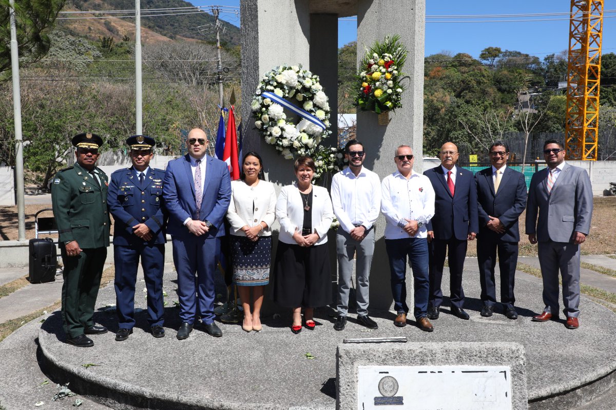 sg_sica's tweet photo. Participamos en la colocación de Ofrenda Floral en la Plaza Nicaragua en San Salvador, El Salvador, en conmemoración del 92° Aniversario del Paso a la Inmortalidad del General de Hombres Libre, Augusto C. Sandino.

El acto fue presidido por el Embajador de Nicaragua en El Salvador, @luisivanbriones y acompañada por el Cuerpo Diplomático, representantes de organismos internacionales y la comunidad nicaragüense en este país.
