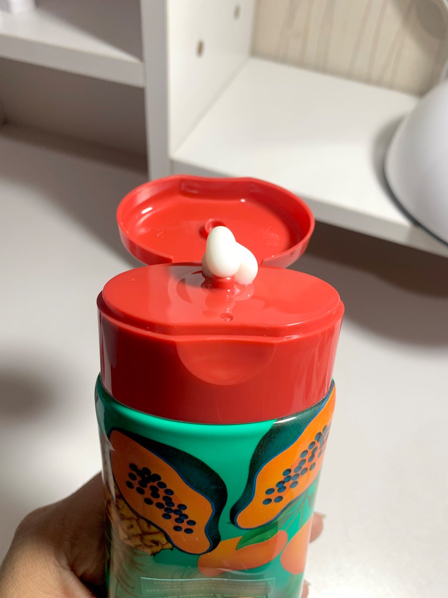 annisadwiocta's tweet photo. favorit aku tropical wanginya fresh fruity, ada hint mangga, pepaya &amp; seger nanas. vibesnya kaya di pantai 🥭🍍🏖️ terbuat dari Sunflower Seed Oil, Carica Papaya Extract, Mango &amp; Pineapple Extract utk menjaga elastisitas dan kelembaban kulit, juga membantu merawat tekstur kulit 🤩 https://t.co/olGju62qRY