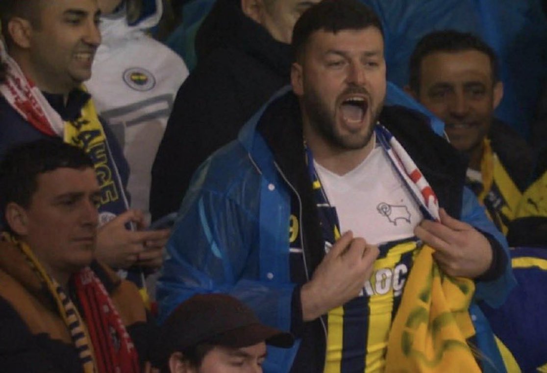 Fenerbook1's tweet photo. Derby taraftarları acayip keyif almış şu görselden, yeni kardeş takımımız Derby County oldu https://t.co/G599jNQ2IE