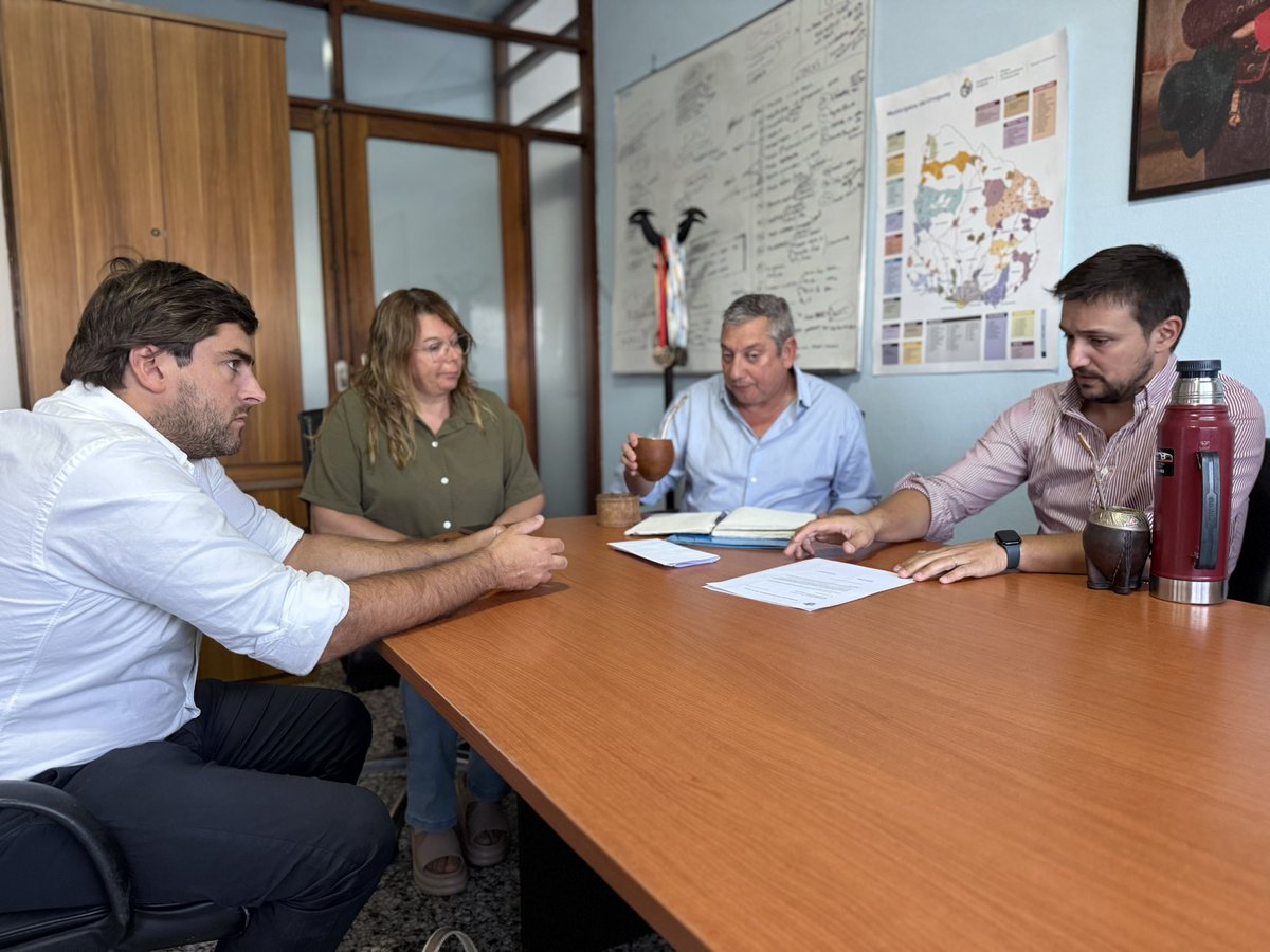 FloridaIDF's tweet photo. El Intendente @PajaroEnciso, junto al diputado @alvaro_chacho, se reunió con el alcalde @Oliva_Lucho y concejales de @CasupaMunicipio. 
Diálogo, coordinación y compromiso para seguir trabajando por más desarrollo y oportunidades para la ciudad. https://t.co/qUlxm3eQru