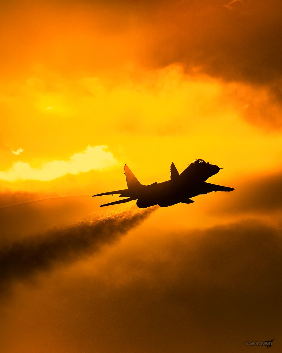 m_gawronski's tweet image. Subiektywnie dla mnie to najpiękniejsza sylwetka myśliwca w polskich siłach powietrznych, gdyż czasem wystarczy sam kontur, aby serce miłośnika lotnictwa zabiło szybciej 😄✈️🧡

#gawronsky #MiG29 #PolishAirForce #AviationPhotography