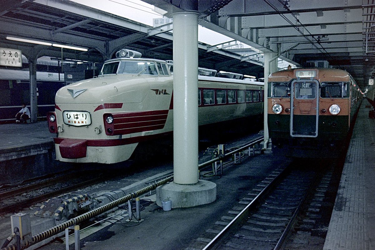 駅名板と車両を一緒に撮影した画像を貼ろう
