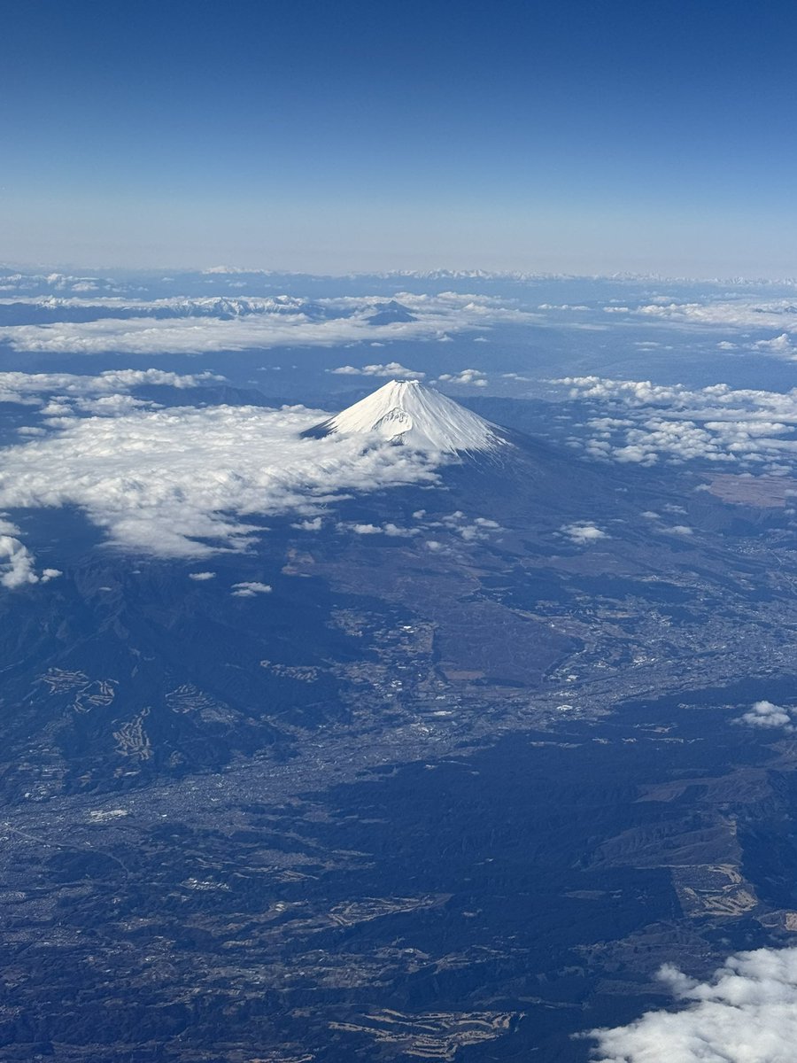 orion3111's tweet photo. 昨日鹿児島へ帰る飛行機の中で富士山見えた🗻やっぱり富士山見えると嬉しい。そしてJALの機長さんのお話が良かった😊もう1つ着陸時の振動と言うのか、衝撃と言えば良いのか、スムーズで今まで乗った飛行機の中で1番だったよ✈️ またこの機長さんの飛行機に乗れると良いな #飛行機の中からの富士山 #JAL https://t.co/hEMa26uKMp