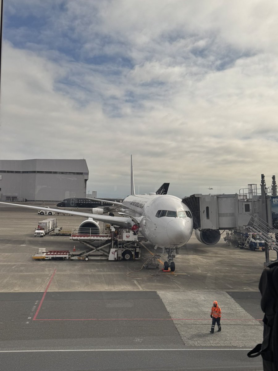 orion3111's tweet photo. 昨日鹿児島へ帰る飛行機の中で富士山見えた🗻やっぱり富士山見えると嬉しい。そしてJALの機長さんのお話が良かった😊もう1つ着陸時の振動と言うのか、衝撃と言えば良いのか、スムーズで今まで乗った飛行機の中で1番だったよ✈️ またこの機長さんの飛行機に乗れると良いな #飛行機の中からの富士山 #JAL https://t.co/hEMa26uKMp