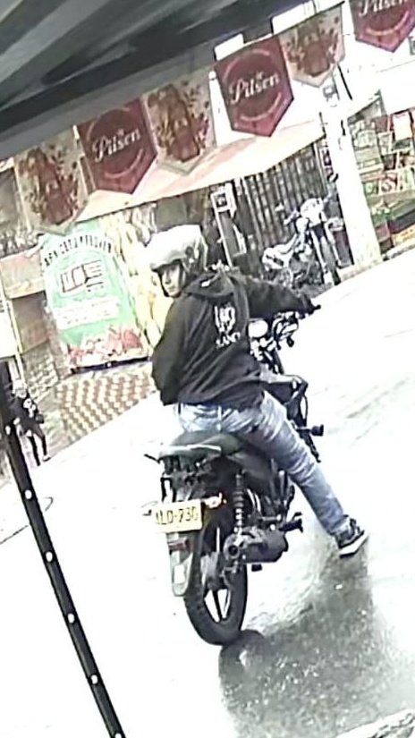 ColombiaOscura's tweet photo. #INSEGURIDAD. Sujeto armado ingresó a tienda en Castilla (Medellín), intimidó a empleada y se llevó el dinero de la caja registradora. Em videos de cams/seguridad se observa que tras cometer el hurto, huyó en motocicleta junto a un cómplice que lo esperaba a la salida del local. https://t.co/RGa6ZIwjvS