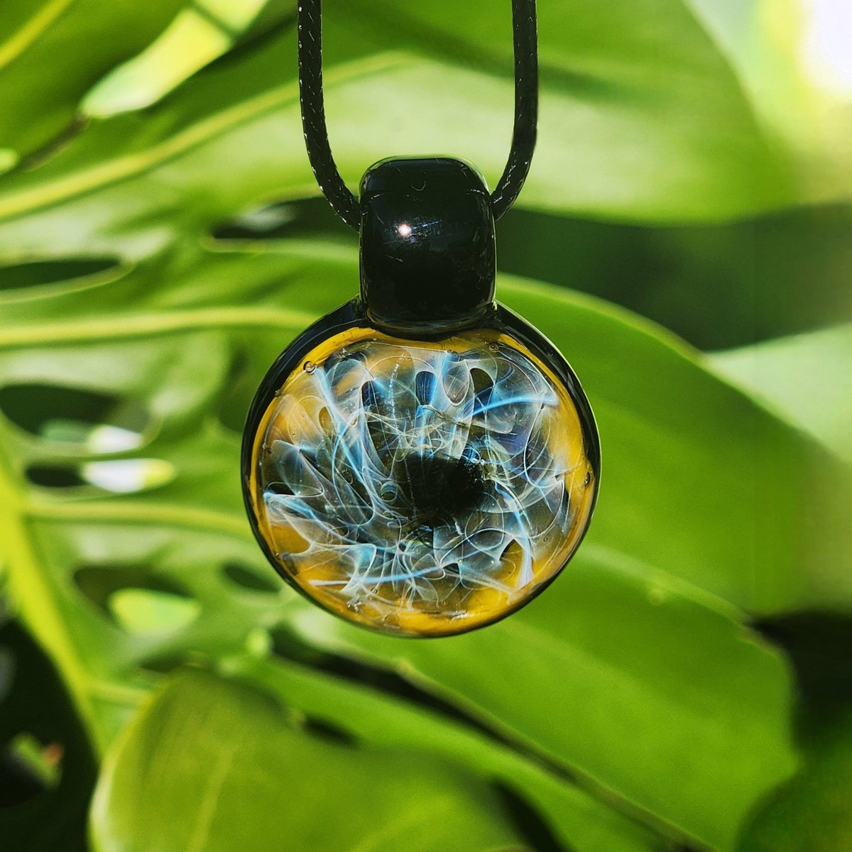 DragonFire_Glas's tweet photo. #pendant #pendants Trippy Blown Glass Pendant with Pure Silver &amp; Gold Fumed Design
$48.50
Get here https://t.co/HTlLIJD7Le https://t.co/Ggw7oVZhMn