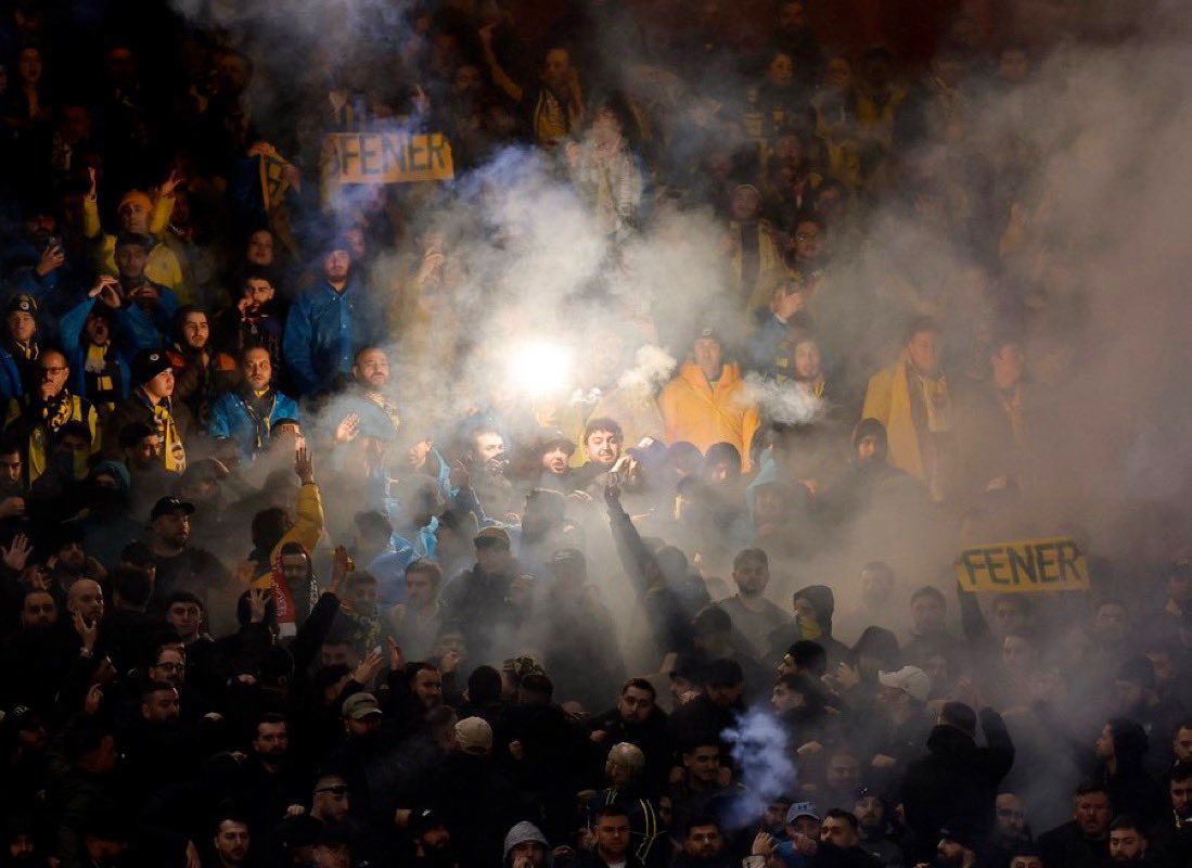 Takımıyla, taraftarıyla..

TEŞEKKÜRLER FENERBAHÇE.

#GençFenerbahçeliler