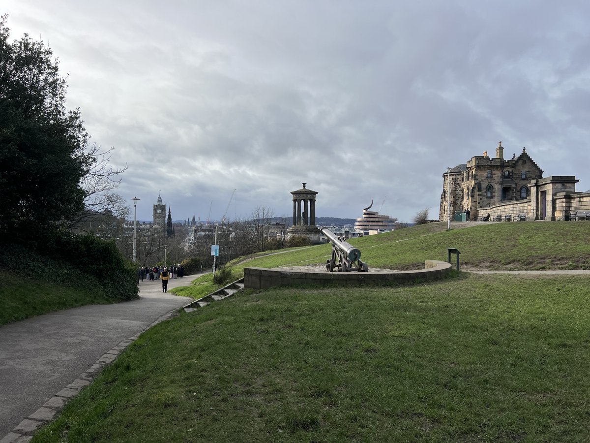 エディンバラの街を一望できる、カールトン・ヒル。天気がいい日は眺め