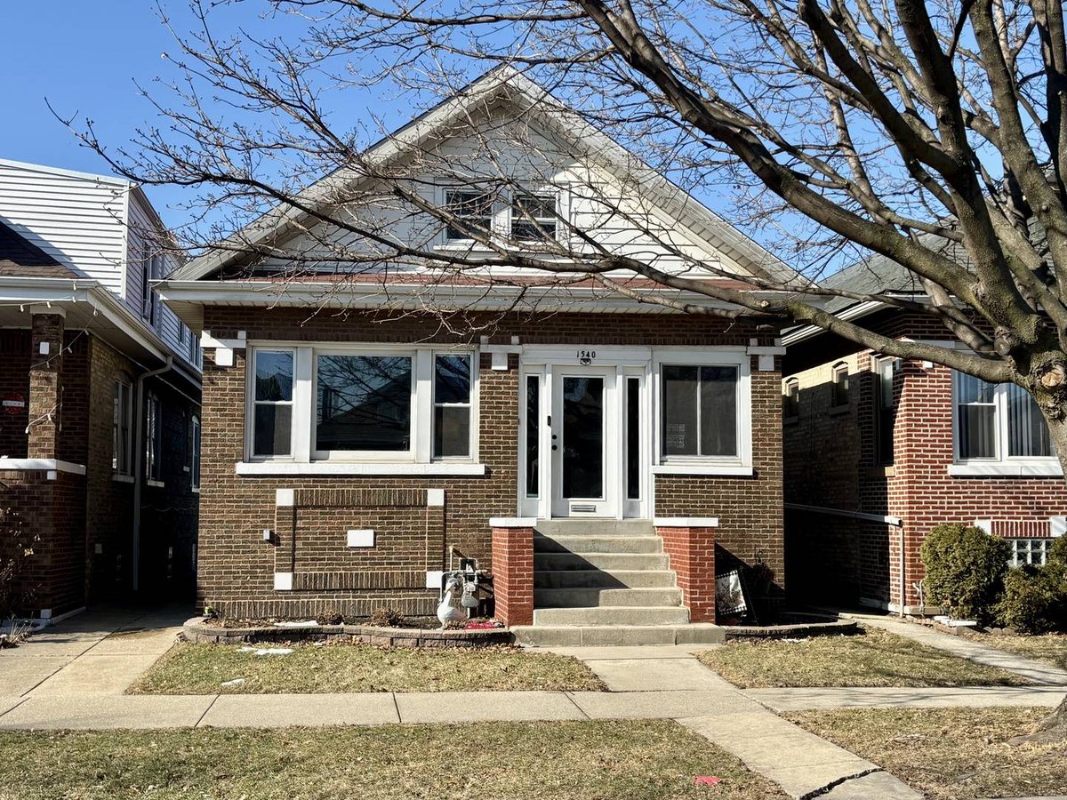 CarlChiRealty's tweet photo. Modern updates + classic charm at 1540 Cuyler AVE! 🏡 Renovated kitchen, hardwood floors, sunroom, big yard &amp; 2-car garage. Basement &amp; attic offer endless potential! Move-in ready—don’t miss out: https://t.co/1Jrh8ejizM https://t.co/z0ZsiJmJEp