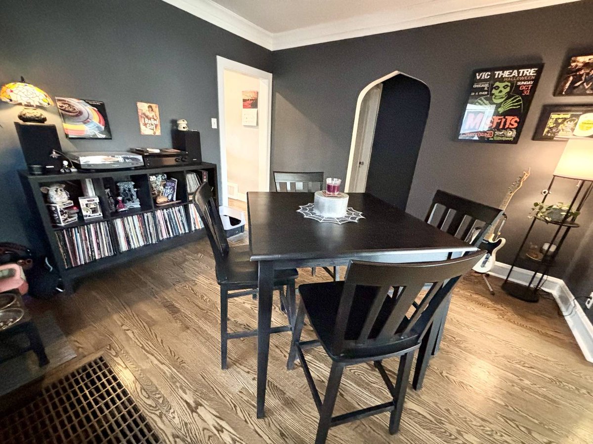 CarlChiRealty's tweet photo. Modern updates + classic charm at 1540 Cuyler AVE! 🏡 Renovated kitchen, hardwood floors, sunroom, big yard &amp; 2-car garage. Basement &amp; attic offer endless potential! Move-in ready—don’t miss out: https://t.co/1Jrh8ejizM https://t.co/z0ZsiJmJEp