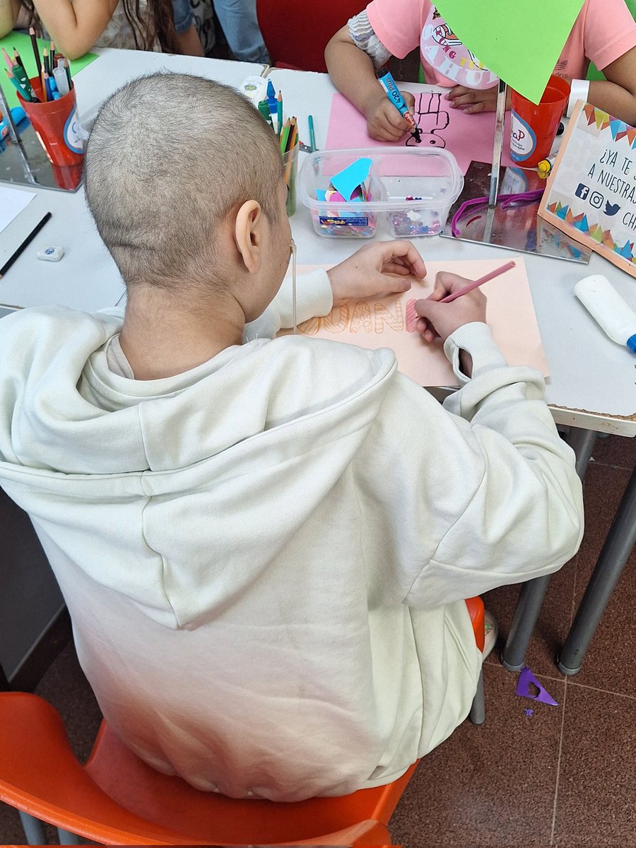 chap_ong's tweet photo. Nuestrxs artistas en acción! El arte es un espacio de expresión para todas las edades! ❤️🌈 https://t.co/SnqQRvZCeS