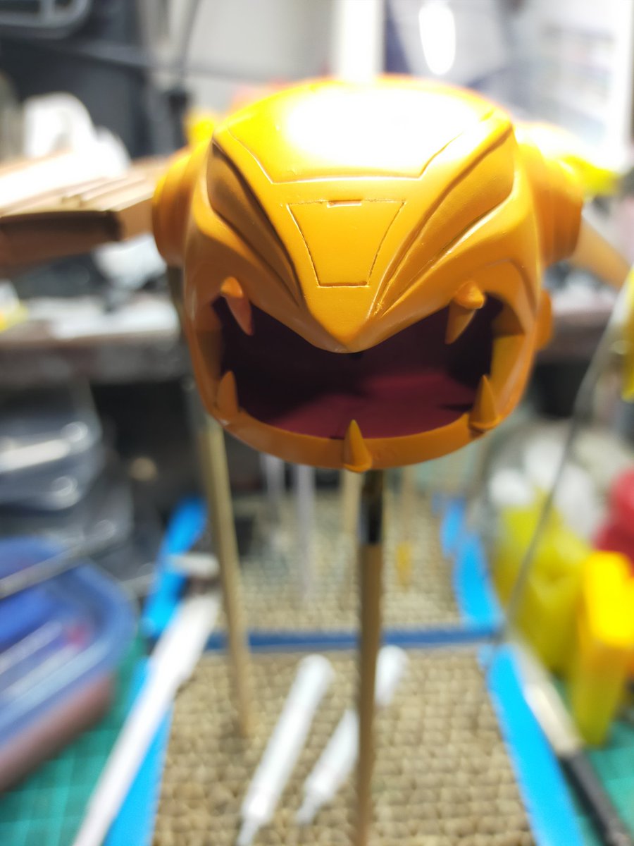 #第11回YorozuyaCupガンプラコンペ製作途中  #ザクレロ㊲
マスキングミスで、やり直し。マスキング後の色分け部分も、ツヤ出し強吹きで漏れちゃいました。
ドボンすると間に合わないので、上面のみヤスリで剥がして塗り直し。
今日は本社出張で帰り遅く、間に合う？
 #旧キット  #ガンプラ