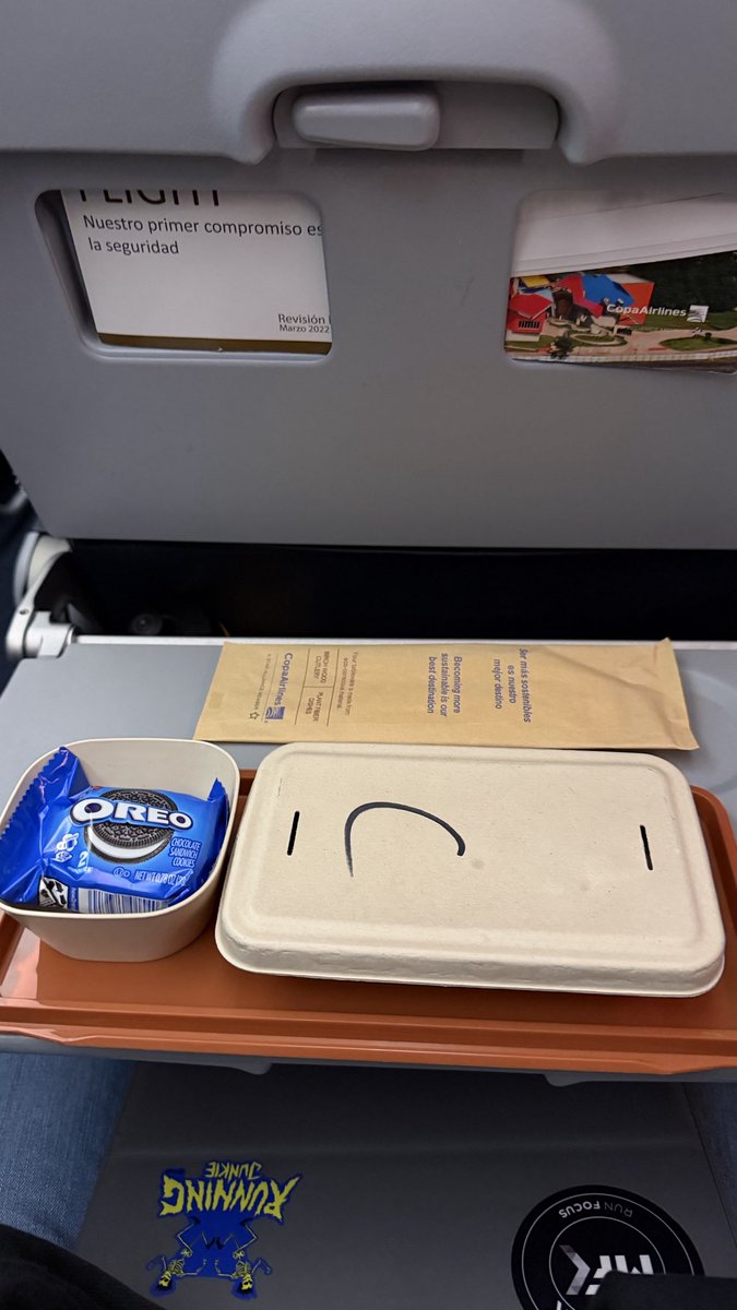 SebastianLopezB's tweet photo. @larepublica_co @CopaAirlines lo da en vuelos que duran menos de tres horas. Evidencia de un vuelo Miami - Panamá, que solo duran 2:30horas. Siguen siendo la PEOR aerolínea de Latinoamérica https://t.co/O9p7o3ax4T