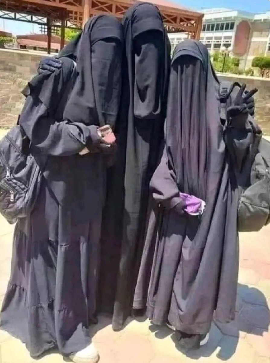 Why even take a photo when you dress like this? I genuinely don’t get it. You’re not even there.